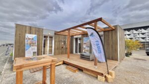 Module bois Fagus 37m² exposé à la Foire de Bordeaux 2025 avec terrasse, salon, cuisine et chambres.
